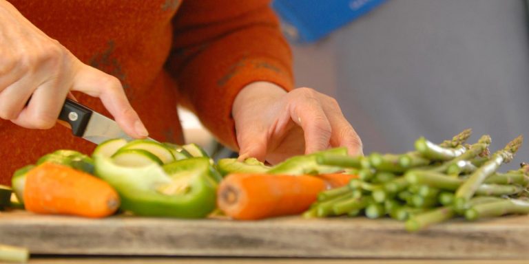 Préparation de repas, coupe de légumes